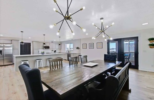 Meridian House | Massive Gathering Home with Ballroom - Sleeps 32+