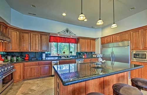 Sagle House | Massive, Grand Chic Getaway on Pend Oreille River!