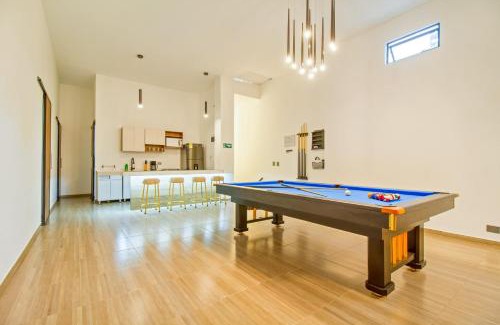 Zona Rosa Apartment | Massive Jacuzzi - 6 Bedroom with Private Bathroom - 1 block from LLeras P11