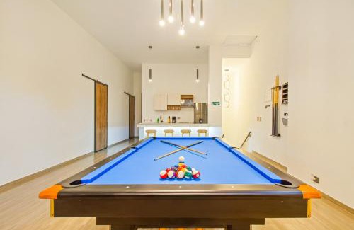 Zona Rosa Apartment | Massive Jacuzzi - 6 Bedroom with Private Bathroom - 1 block from LLeras P11