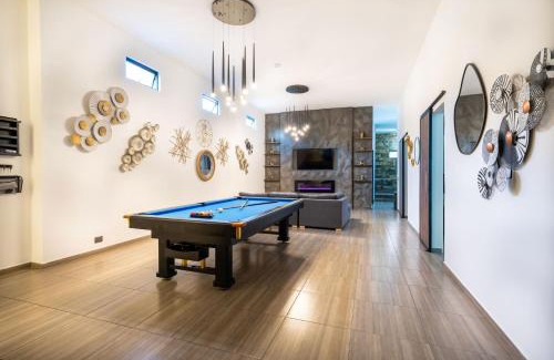 Zona Rosa Apartment | Massive Jacuzzi - 6 Bedroom with Private Bathroom - 1 block from LLeras P11