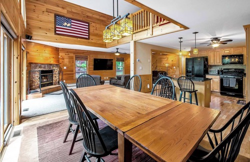 Lakeville Cabin | Massive Log Chalet Near Lake Wallenpaupack