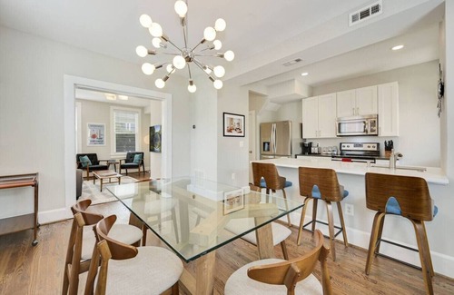 Park View House | Massive Mid-Century Marvel: 5 Bedrooms and Parking