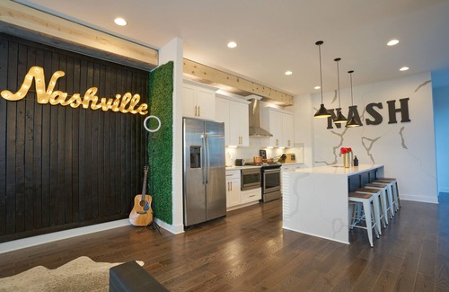 Hurwood Heights House | ★Massive Roofdeck★NEW Home-4Bd/3.5Ba- 3miles to downtown
