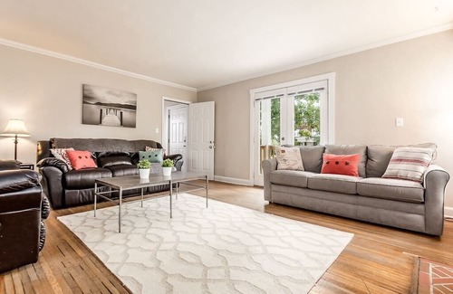 University District House | Massive Updated 6BR Near Everything Sleeps 20!