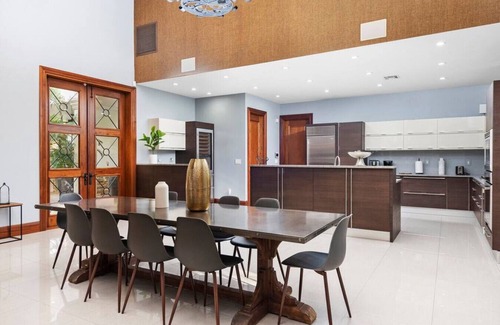 Downtown Fort Lauderdale Villa | Massive Villa with GYM, POOL, JACUZZI ! Sleeps 12