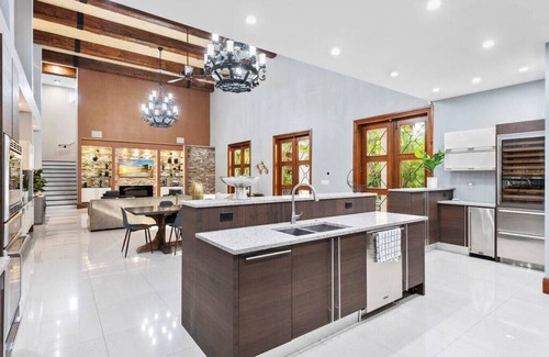 Downtown Fort Lauderdale Villa | Massive Villa with GYM, POOL, JACUZZI ! Sleeps 12