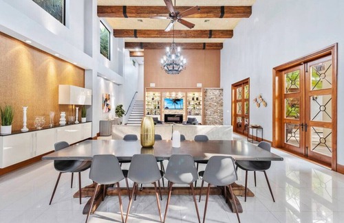 Downtown Fort Lauderdale Villa | Massive Villa with GYM, POOL, JACUZZI ! Sleeps 12