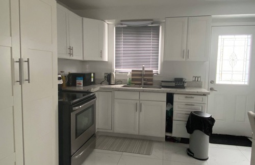 Lakeview House | MASTER BEDROOM #3 WITH FREE PARKING