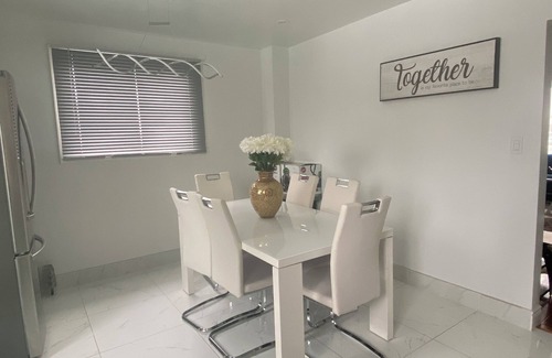 Lakeview House | MASTER BEDROOM #3 WITH FREE PARKING