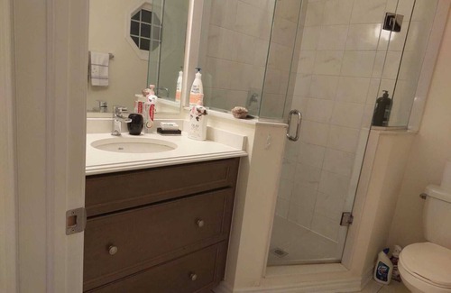 Halton Regional Municipality House | Master bedroom bedroom in a quiet house near resorts and mountains