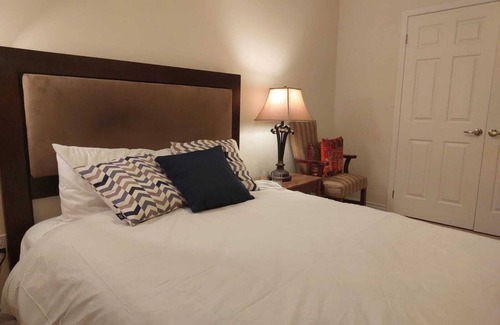 Halton Regional Municipality House | Master bedroom bedroom in a quiet house near resorts and mountains