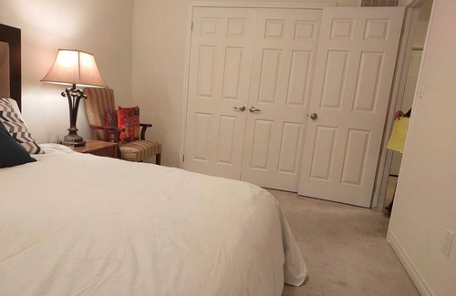 Halton Regional Municipality House | Master bedroom bedroom in a quiet house near resorts and mountains