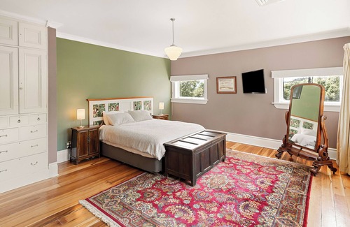 Solway Bed & Breakfast | Master Bedroom @ Te Rangi Lodge 5 mins of SH3. Evening Meals available. Pets OK.