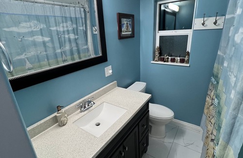 West Valley City House | MASTER BR Suite with own Entrance. Dog friendly. 7 miles from SLC Int Airport