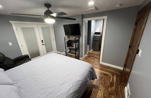 West Valley City House | MASTER BR Suite with own Entrance. Dog friendly. 7 miles from SLC Int Airport