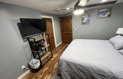 West Valley City House | MASTER BR Suite with own Entrance. Dog friendly. 7 miles from SLC Int Airport