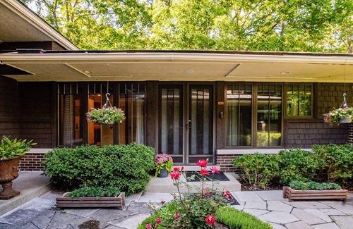 Riverwoods House | Master qtr close to nature & easy urban facilities