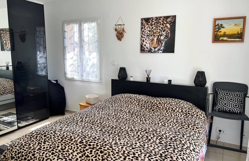 Gaillac Bed & Breakfast | Master suite in single-storey house with terrace