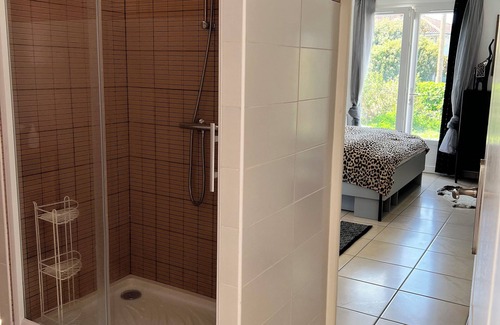 Gaillac Bed & Breakfast | Master suite in single-storey house with terrace