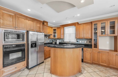 Marpole House | Master Vacation Suite