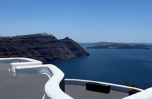 Imerovigli Villa | Master Villa Outdoor Jacuzzi Caldera sea view of the volcano