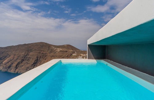 Imerovigli Villa | Master Villa Outdoor Jacuzzi Caldera sea view of the volcano