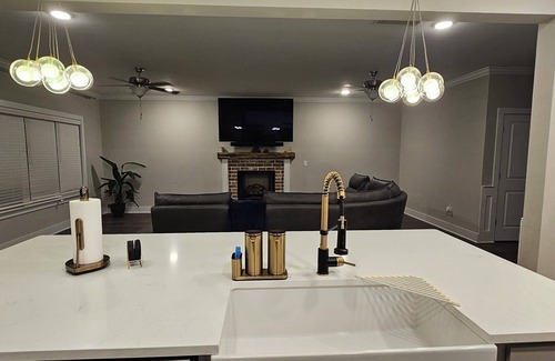 Langley House | Masters Rental 2025: Spacious 5-bedroom Pet Friendly, Corner lot, Wifi