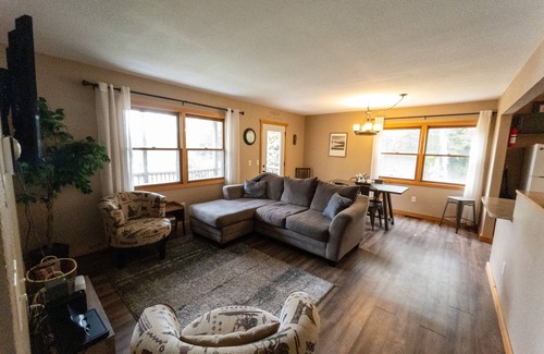 Wetmore House | Masters Retreat: Cozy Up by the Fire and Enjoy Autumn by the Lake!