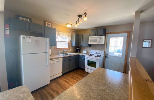 Wetmore House | Masters Retreat: Cozy Up by the Fire and Enjoy Autumn by the Lake!