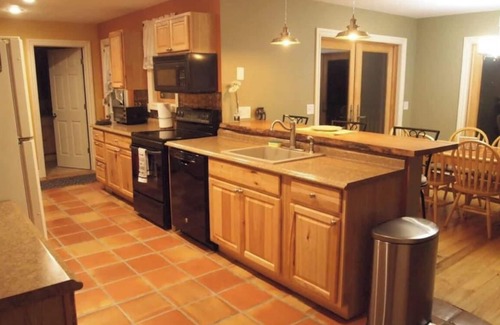 Lackawaxen House | Masthope chalet house 5 minutes to lake, pool and ski slopes.