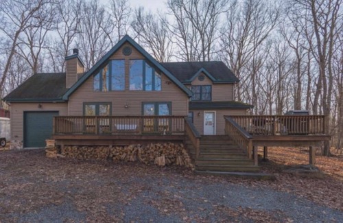 Lackawaxen House | Masthope chalet house 5 minutes to lake, pool and ski slopes.