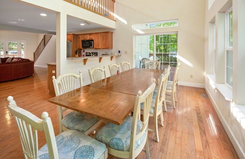 Lackawaxen Ski Chalet | Masthope Luxury retreat 4bd King size bed , Jacuzzi 5 min to pools & lake…