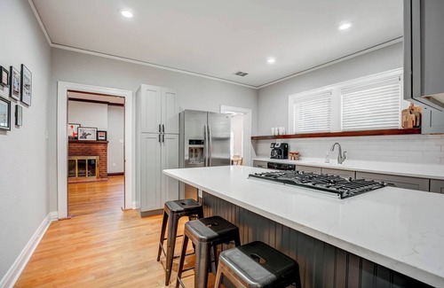 South Overton House | Matador Manor - 5 bed/5 bath, walkable to Texas Tech University