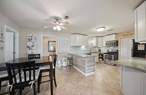 Matagorda Cottage | Matagorda town side River front night light onDock Family beach & fishing trips!