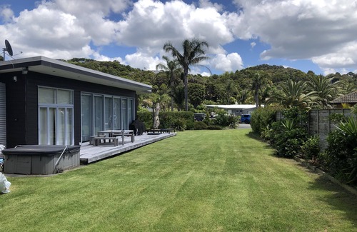 Matapouri House | Matapouri Beach Hut, Tutukaka Coast. Pleasant 10 minute walk to beach