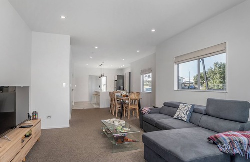 Matarangi House | Matarangi Lakeview - Matarangi Holiday Home