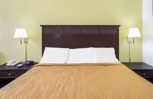 Lookout Valley Neighborhood Association Hotel | Maximum Comfort! With Outdoor Pool, Free Parking, Pets are Welcome!