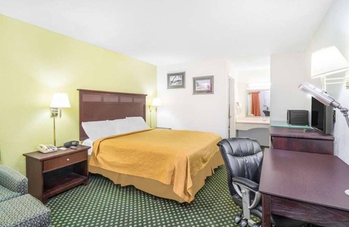 Lookout Valley Neighborhood Association Hotel | Maximum Comfort! With Outdoor Pool, Free Parking, Pets are Welcome!