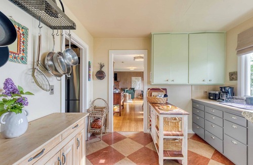 Clinton Cottage | Maxwelton Aerie Bluffside Retreat w/Sweeping Puget Sound Views + Firepit