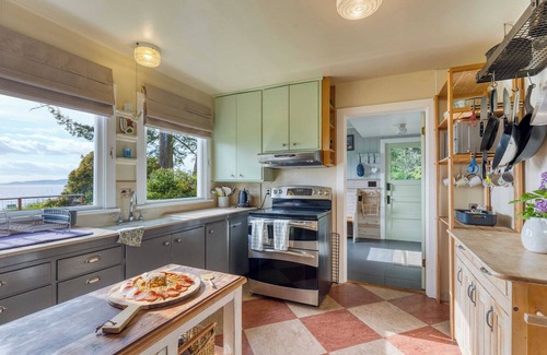 Clinton Cottage | Maxwelton Aerie Bluffside Retreat w/Sweeping Puget Sound Views + Firepit