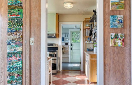 Clinton Cottage | Maxwelton Aerie Bluffside Retreat w/Sweeping Puget Sound Views + Firepit