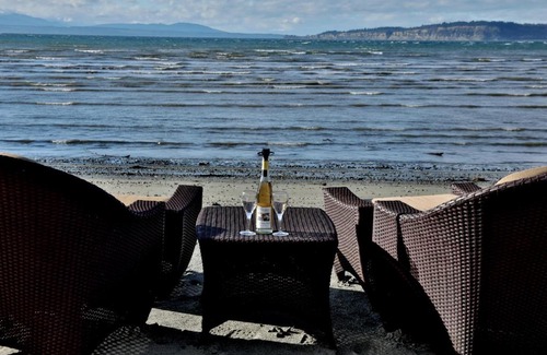 Maxwelton House | Maxwelton Beach Sunsets! Kayaks & paddleboards! 1 min walk to the water!