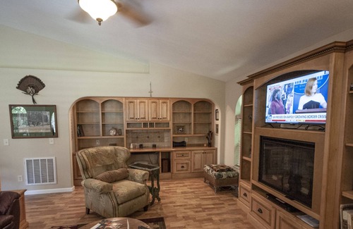 Choestoe House | Maxwelton is a Beautiful 2 bedroom 1 1/2 bath with internet and river access