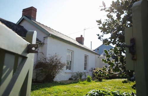 Manorbier House | May Tree Cottage Manorbier 5 mins from the beach Sleeps 4