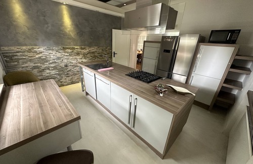 Bockum Apartment | Maybach 4-Bedroom Apartment – Spacious, Stylish & Close to Düsseldorf Fair.