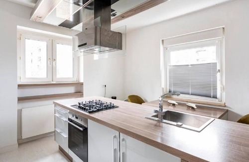 Bockum Apartment | Maybach 4-Bedroom Apartment – Spacious, Stylish & Close to Düsseldorf Fair.