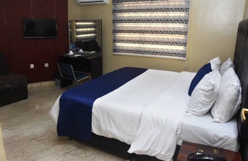Epetu House | Mayfair Garden Gated Family & Business Friendly Secured Estate