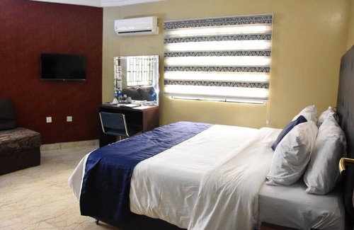 Epetu House | Mayfair Garden Gated Family & Business Friendly Secured Estate