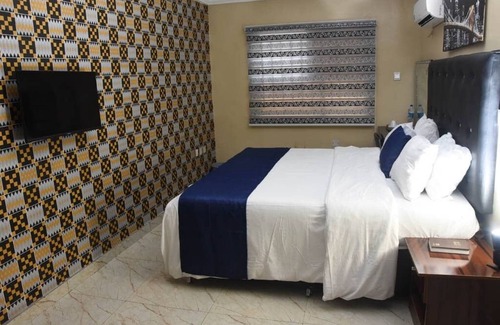 Epetu House | Mayfair Garden Gated Family & Business Friendly Secured Estate